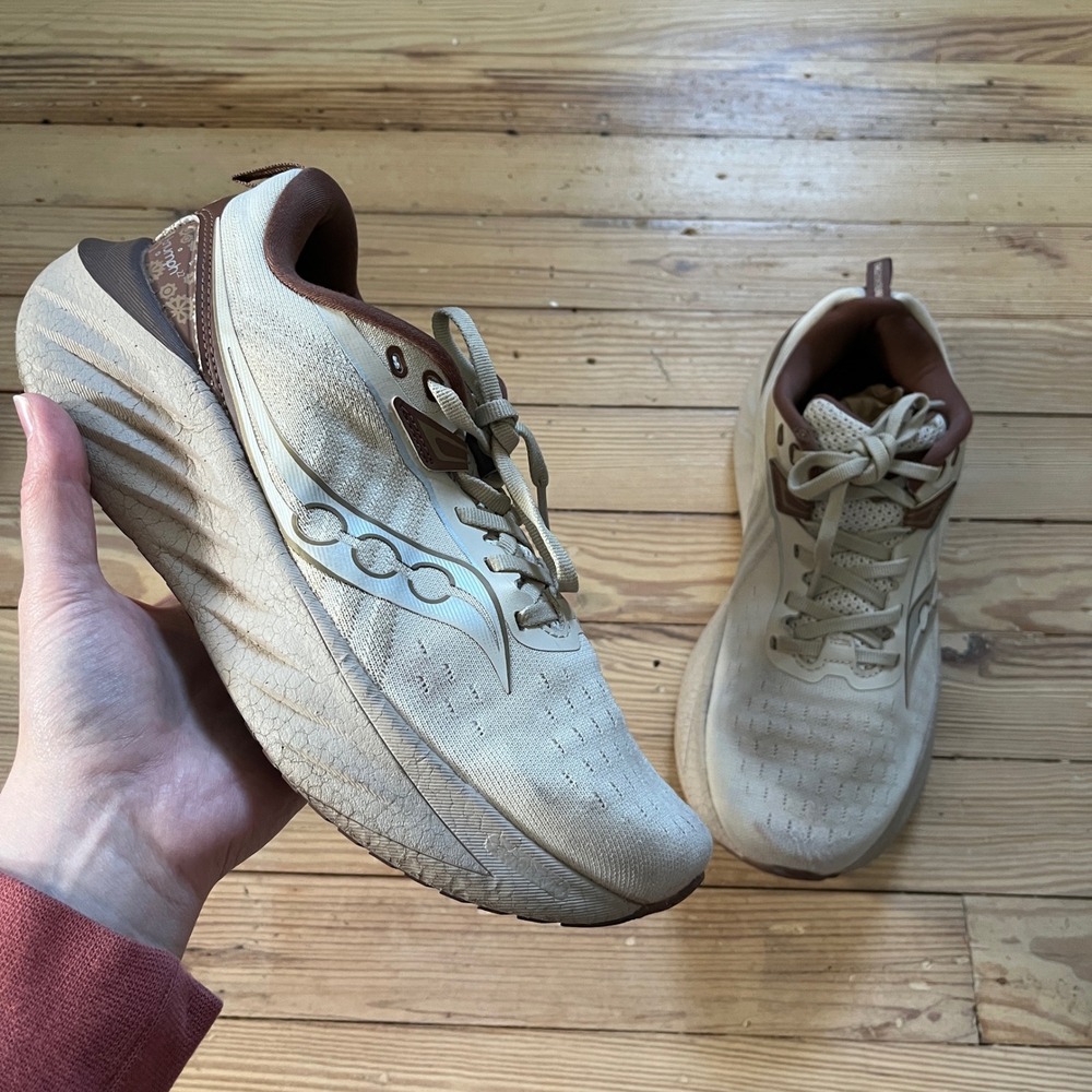 Saucony Triumph 22 Running Shoes Unisex kid/Men 7 women 8.5 Sand Brown Neutral
